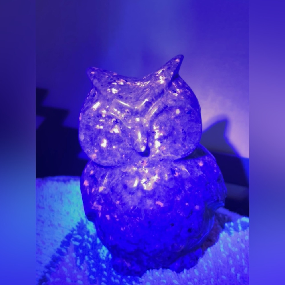 Yooperlite Owl Carving – UV Reactive Fluorescent Stone – Glowing Crystal Owl